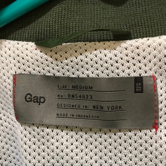 GAP WINDBREAKER EXCELLENT CONDITON - Picture 2 of 4